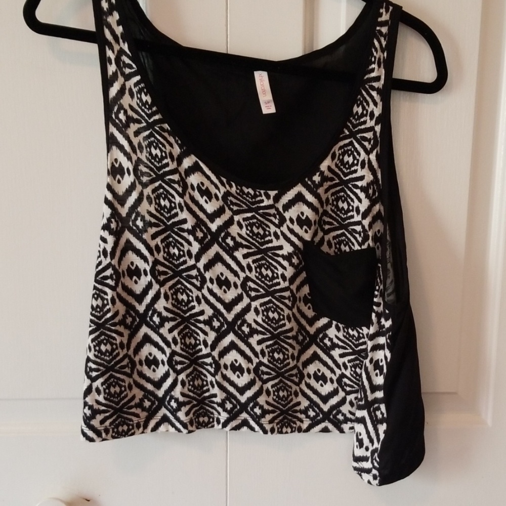 Crop top black and white